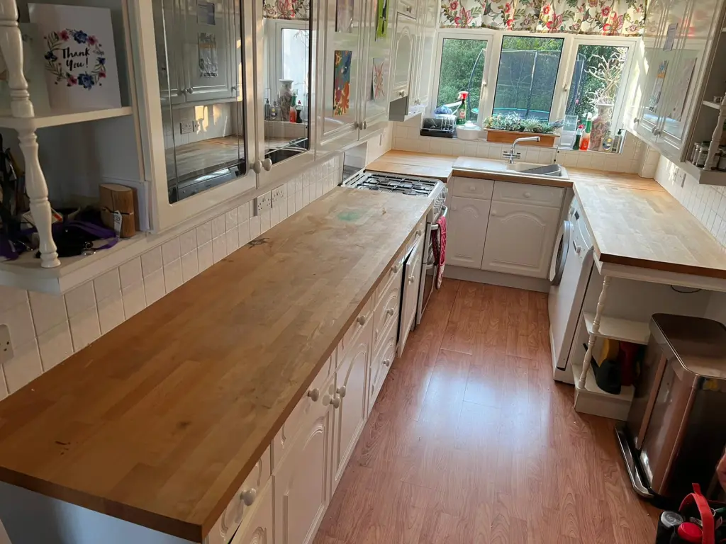 Best Kitchen Vinyl Wrap UK – Durable, Stylish Cover-Up Solutions